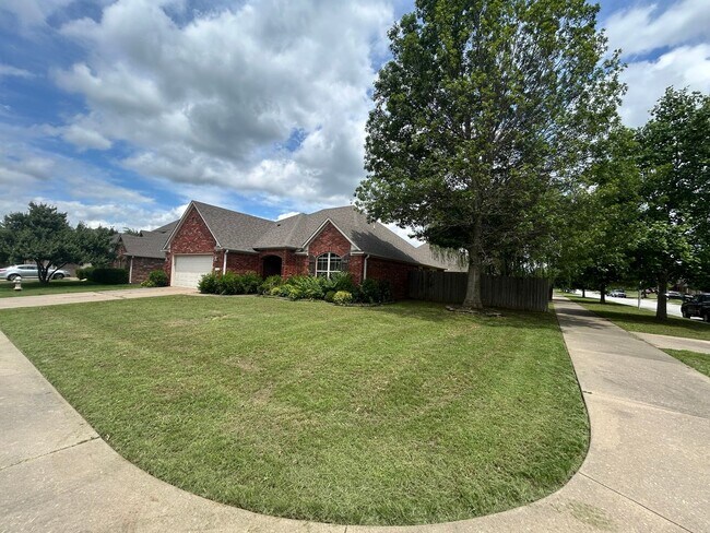 Building Photo - Stunning West Fayetteville Single Family Home