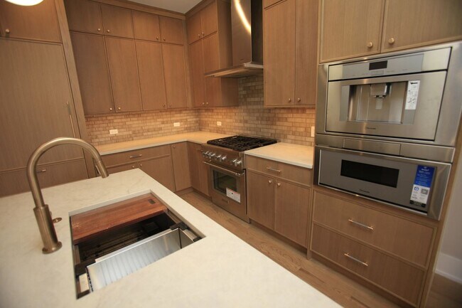 Foto del edificio - 1029 N Winchester Ave