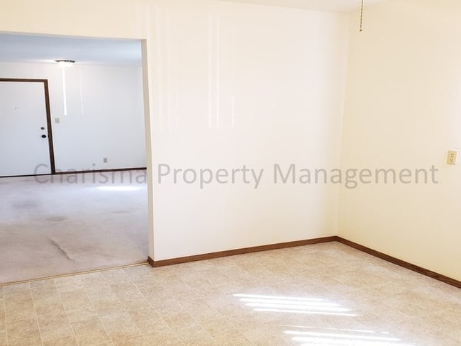 Building Photo - 613 Garfield Ave