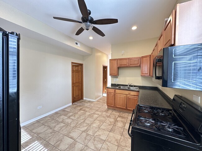 Building Photo - 2020 N Hamlin Ave