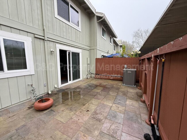 Building Photo - 912 Sunnybrae Ln