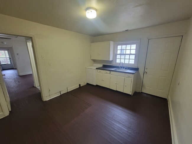 Building Photo - 2 Bedroom 1 Bathroom Duplex!