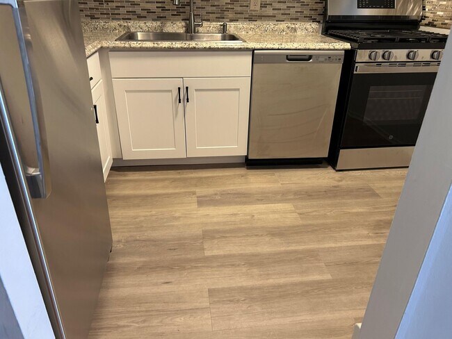 Building Photo - Hampshire Court Apartments