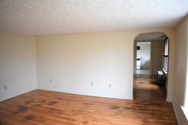 Building Photo - Two Bedroom Home with Fenced in Yard & More!