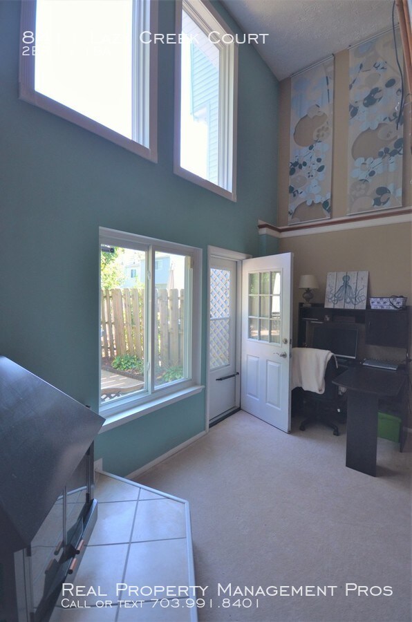 Building Photo - Charming, Sunny End Unit! Huge Fenced Yard!
