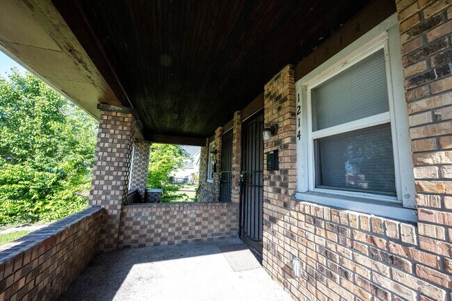 Foto del edificio - 1214 W 25th St