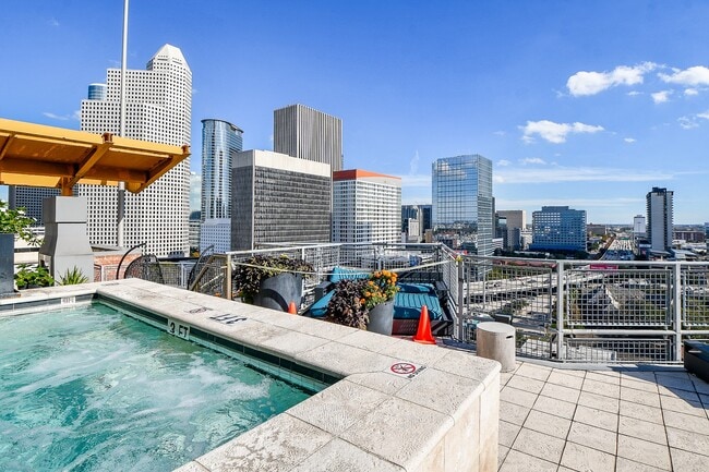 Building Photo - 2000 Bagby St