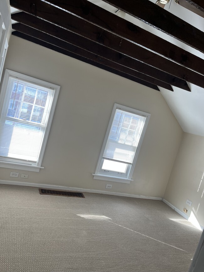 Building Photo - 379 N Lake St