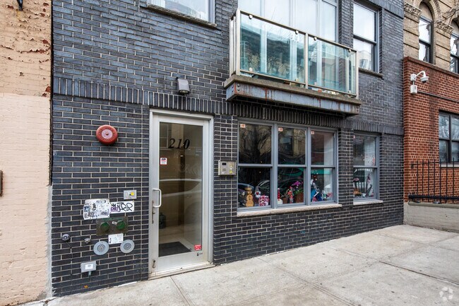 Entrada - 210 S 1st St