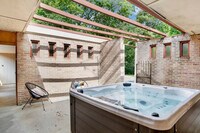 305 Indian Creek Dr E
