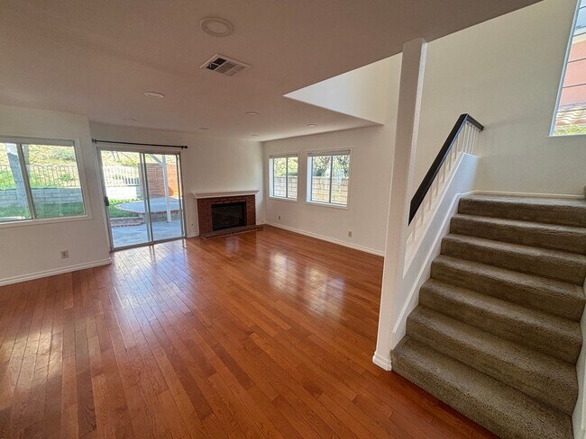 Foto del edificio - Spacious 3-Bedroom Stevenson Ranch Home with Downstairs Suite!