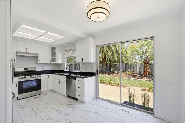 Building Photo - Remodeled 2 Bed, 2 Bath Townhouse in Petaluma's Morningstar Community
