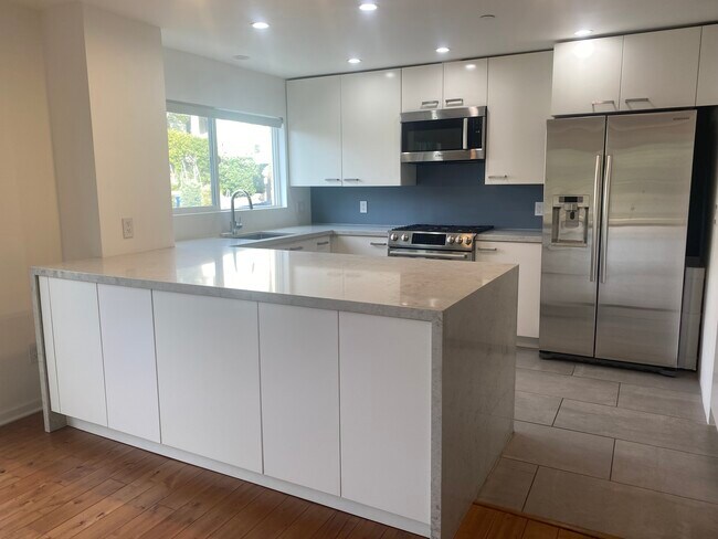 Building Photo - 10390 LA GRANGE Ave