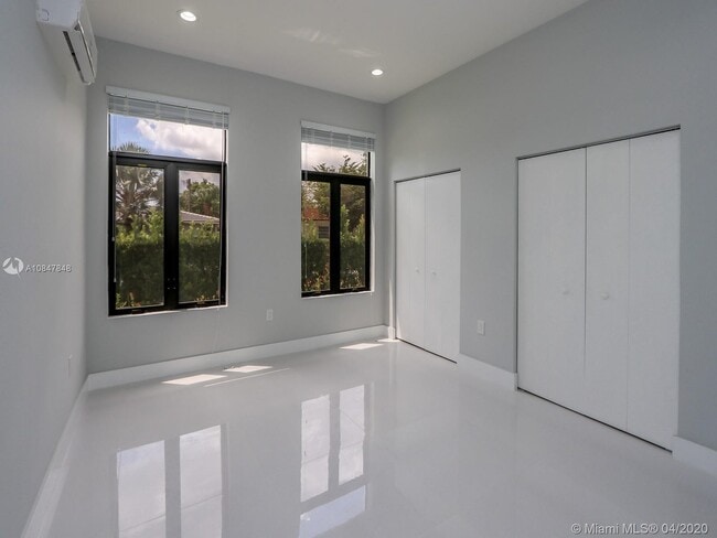 Building Photo - 5126 SW 57th Ave
