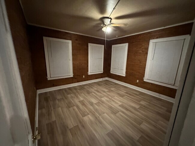 Building Photo - 335 Caston Ave