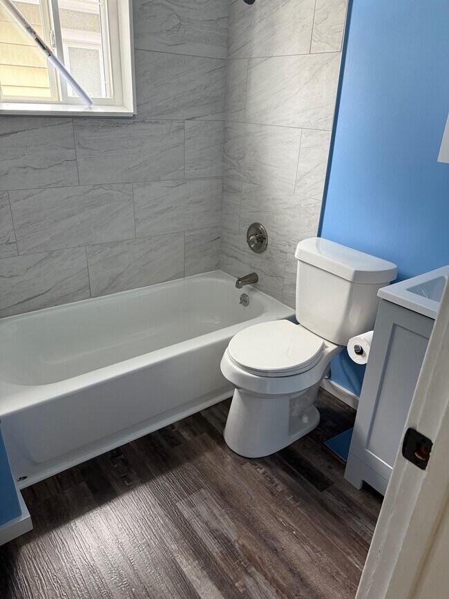 Foto del edificio - 100 Ladner Ave