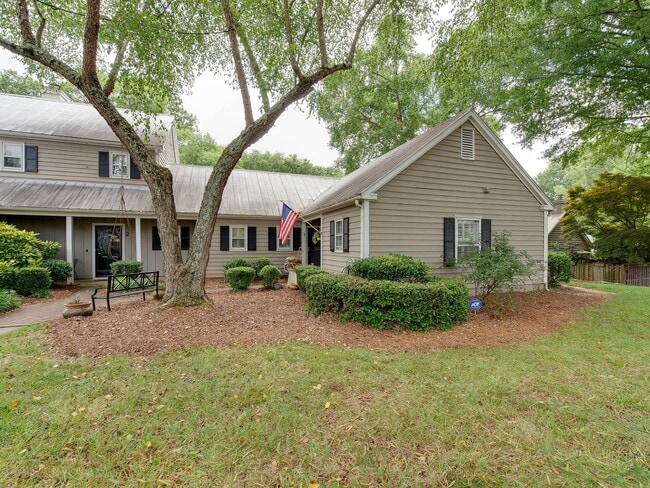 Building Photo - A picture perfect cottage home ready for you with community pool!