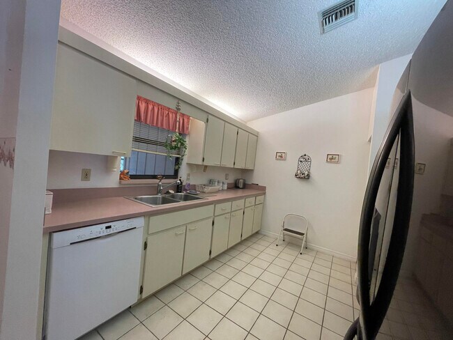 Building Photo - 757 Tulip Dr