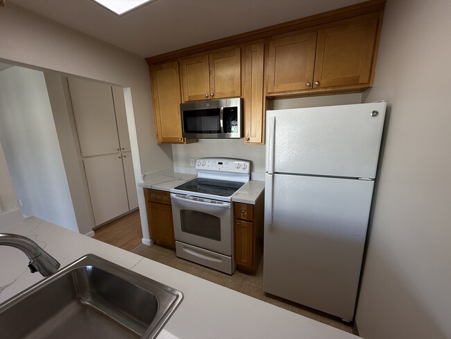 Building Photo - 2 bedroom Renovated unit at Campbell Sq Ap...