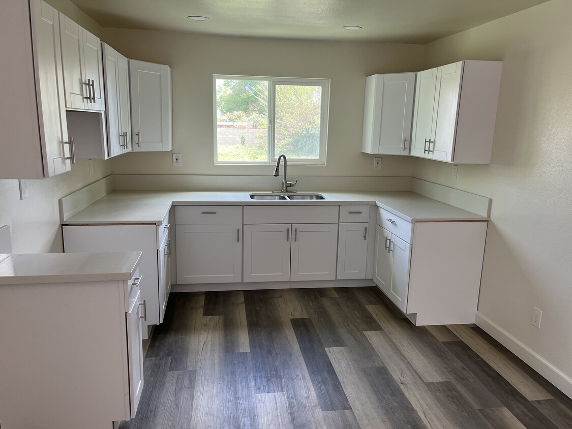 Kitchen - 432 W Raymond St