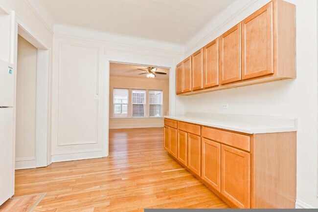 Building Photo - 735 Hinman Ave