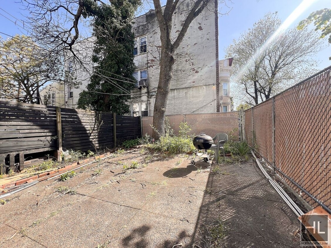Primary Photo - SHERMAN STREET