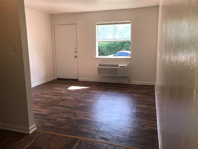 Building Photo - 3200 Lake Como Dr