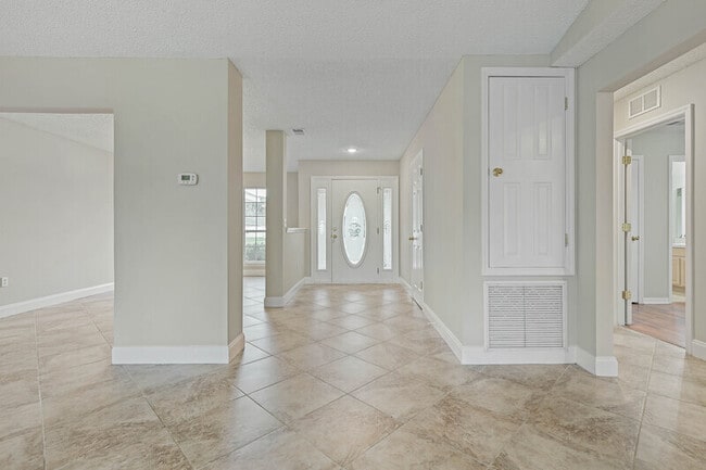 Building Photo - 6 Lemay Pl