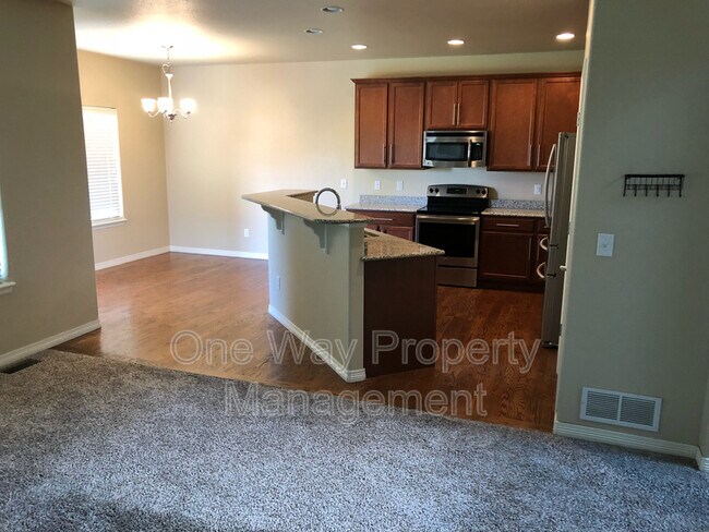 Building Photo - 242 Saratoga Dr