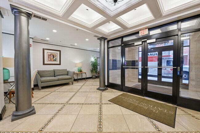 Foto del edificio - Experience refined urban living in this rarely available one bedroom residence in the coveted Sta...