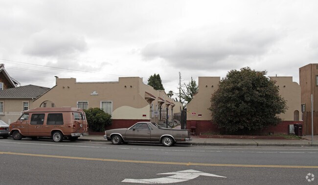 Primary Photo - 5477 Bancroft Ave