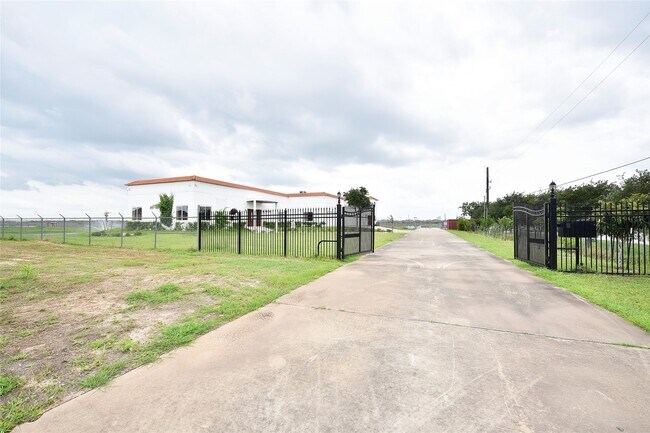 Foto del edificio - 6602 Rohan Rd