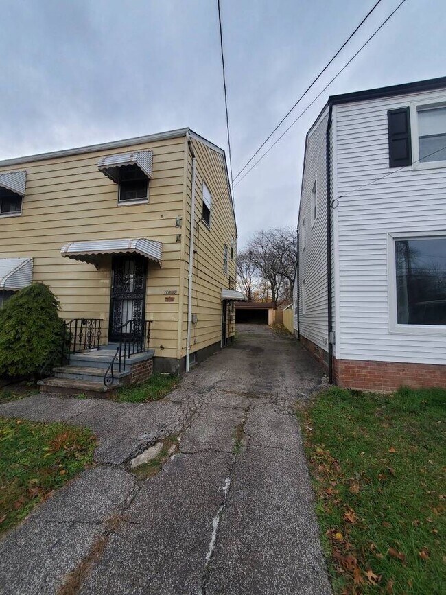 Building Photo - Charming 3-Bedroom Property in Prime Location (SECTION 8 VOUCHERS ACCEPTED)