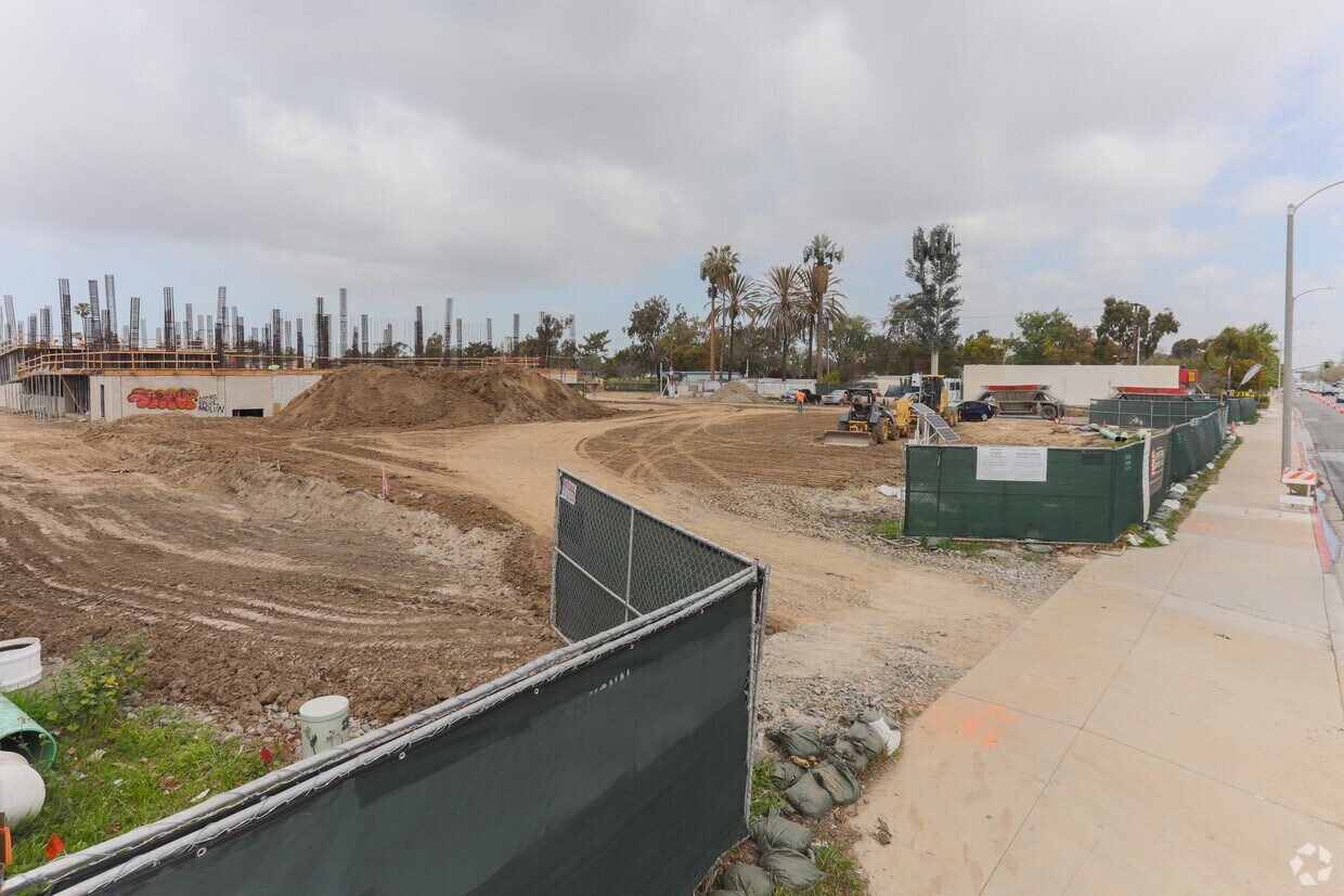 Lux Costa Mesa Apartments in Costa Mesa, CA