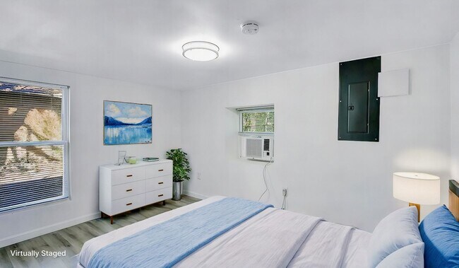 Building Photo - 2737 Stuart Dr