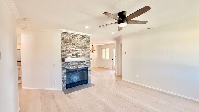 Foto del edificio - Beautifully Remodeled and Updated Upstairs Condo Unit in the Private & Gated Vista Way Village Co...