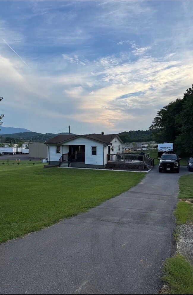 Foto del edificio - 4066 Crossmill Ln