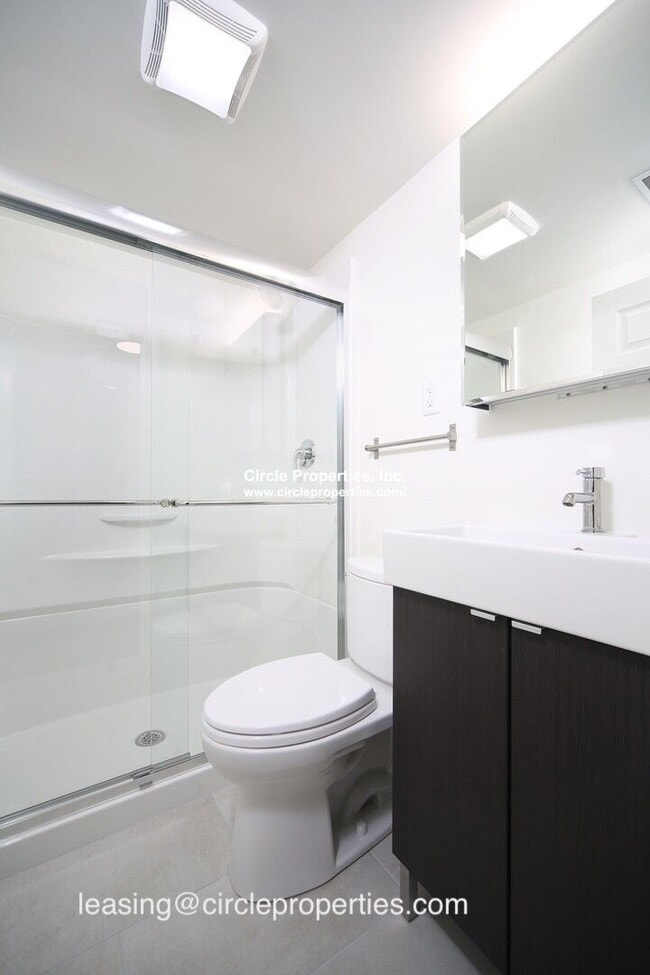 Building Photo - Renovated Gem near NEU with Laundry in Unit.  Hot Water and Internet included.  Cat Friendly