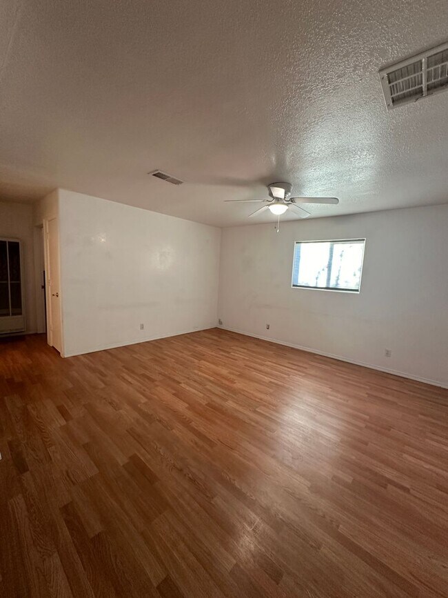 Foto del edificio - 1406 Saiz Ln