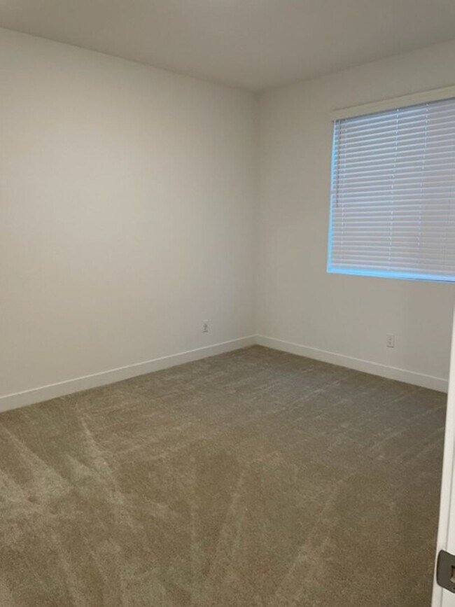 Building Photo - Welcome to this stunning 3-bedroom, 3.5-ba...