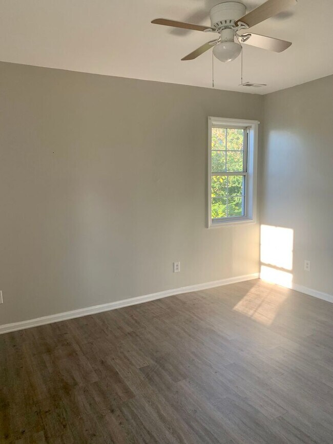 Foto del edificio - Promise Land Historic Walking District Downtown Morehead City! Charming 4 bedroom 1 1/2 bath Home...