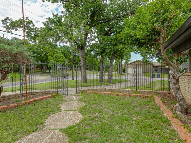 Building Photo - 1700 N Alexander Ln