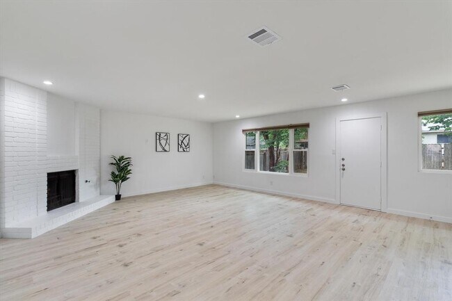 Building Photo - 7811 Croftwood Dr