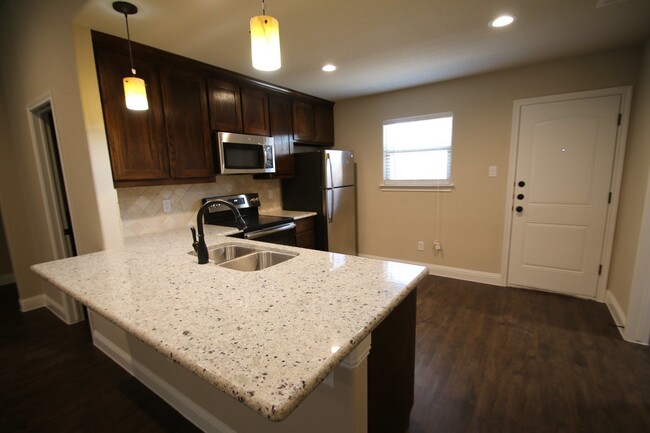Foto del edificio - 1301-1305 White Sand Dr.