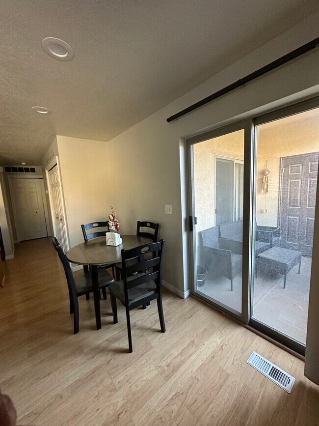 Foto del edificio - 687 W Jefferson Cv