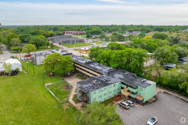 Foto aérea - Courtyard Apartments