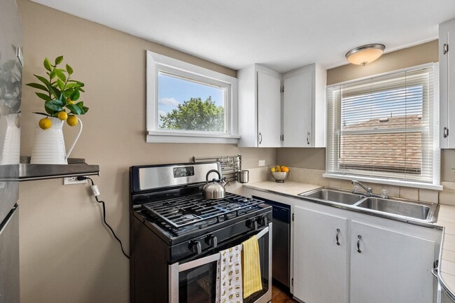Building Photo - Spacious 2 Bedroom, 2 Bath in Lakewood! **Move-In Special**