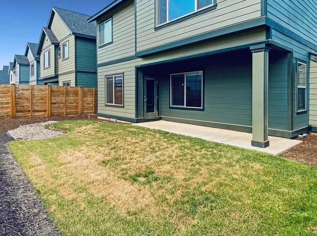 Building Photo - 3BR SE Bend home in great neighborhood wit...