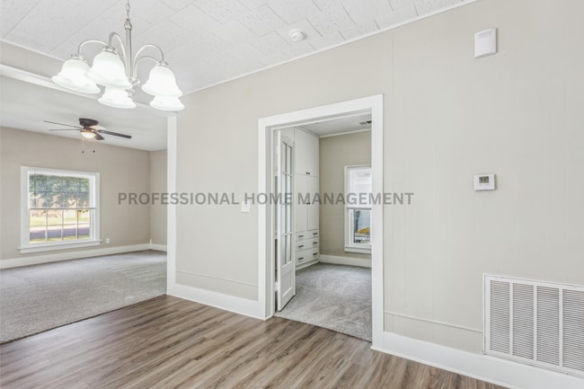 Building Photo - Open House 7/8 from 2-3PM. Beautifully upd...