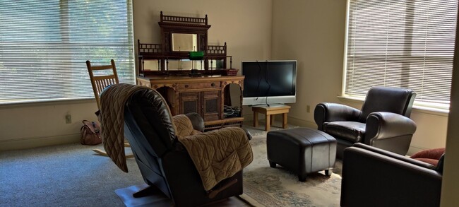 Foto del edificio - 2065 SCONEYERS CT. ONE BEDROOM ONE BATHROOM